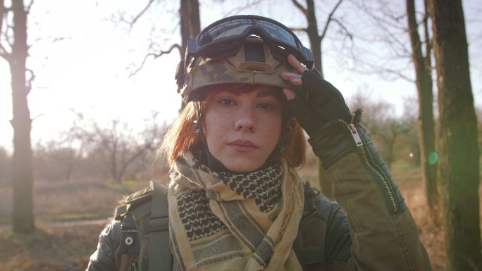 战场上穿着军装、手持步枪的年轻漂亮红发女子