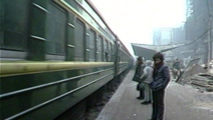 80年代老哈尔滨火车站 绿皮火车