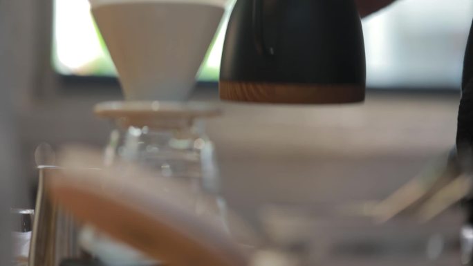 冰美式 咖啡 做咖啡 浇注 冰块 水壶