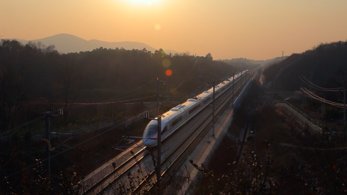 高铁 行驶 夕阳