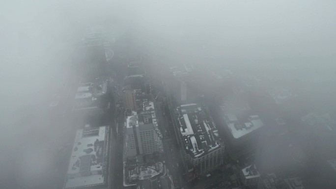 纽约市雾天曼哈顿中城的高角度视图
