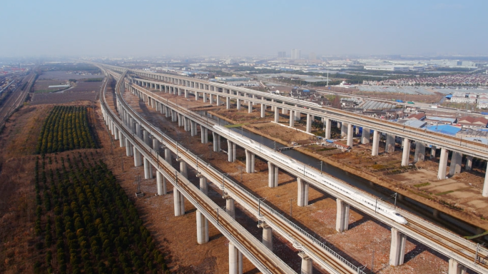高铁 驶过 上海铁路桥