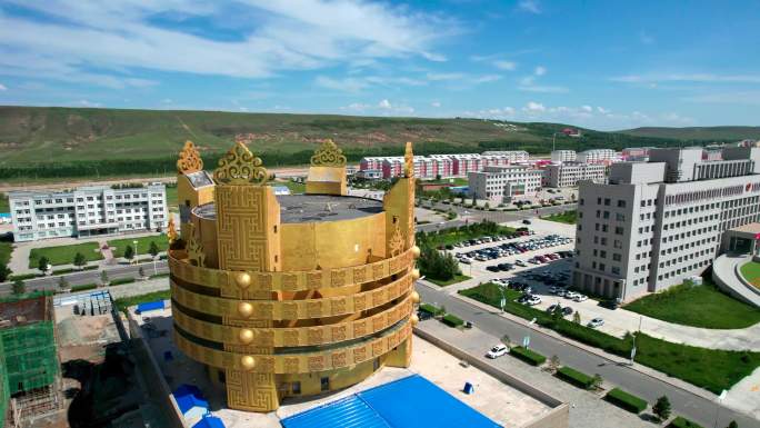 4k航拍蓝天下城市里的蒙古族特色建筑