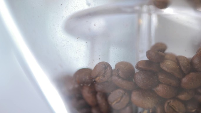 磨咖啡豆做咖啡特写过程