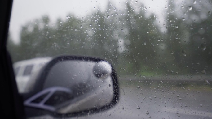 下雨开车