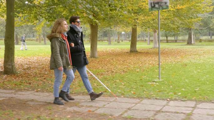 一个盲人和他的女朋友在公园散步