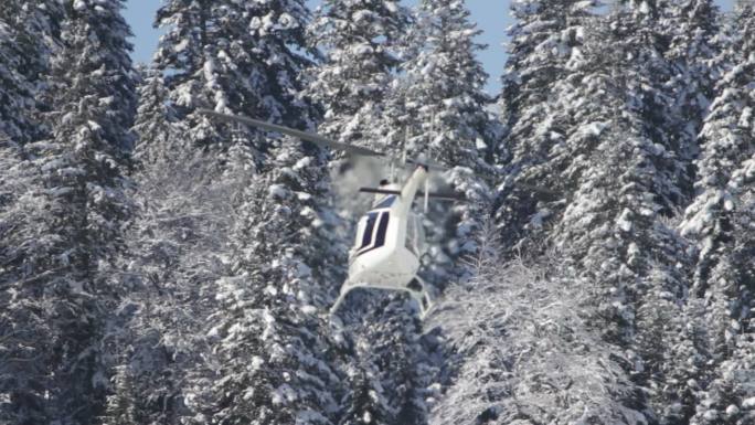 一架直升机前往山区执行救援任务