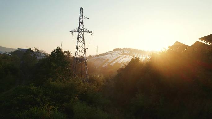航拍日出时分山上的太阳能光伏发电站