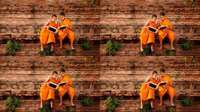 两个佛教小男孩穿黄色袍子的小男孩讨论