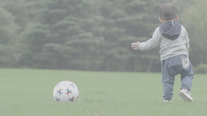 4K灰度儿童与足球