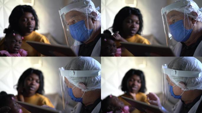 医生和患者（母亲和女儿）在患者家进行医疗咨询