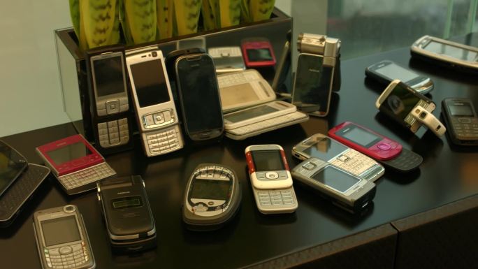 被淘汰的老手机和旧电子产品
