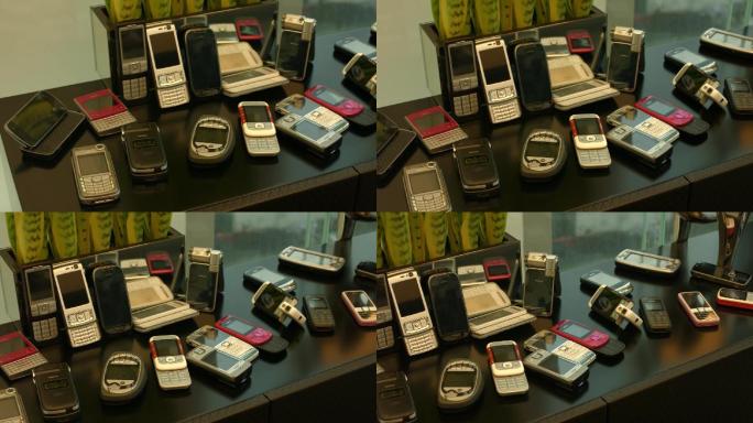 被淘汰的老手机和旧电子产品