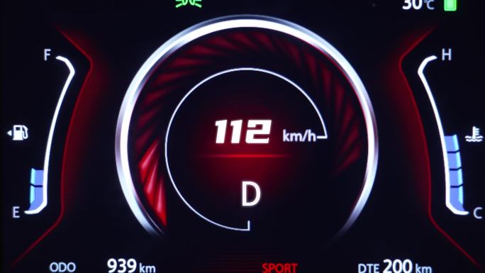 跑车汽车行驶仪表盘速度表转速表加速