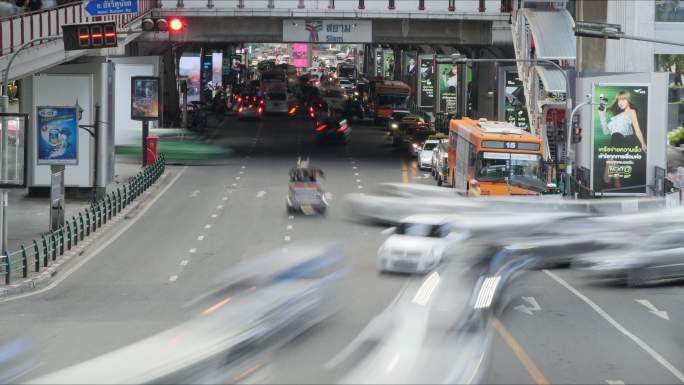 泰国暹罗交界处路口红绿灯十字路口人行横道