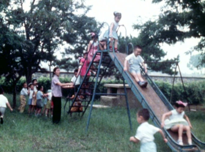 快乐玩游戏的小孩儿童60年代70年代