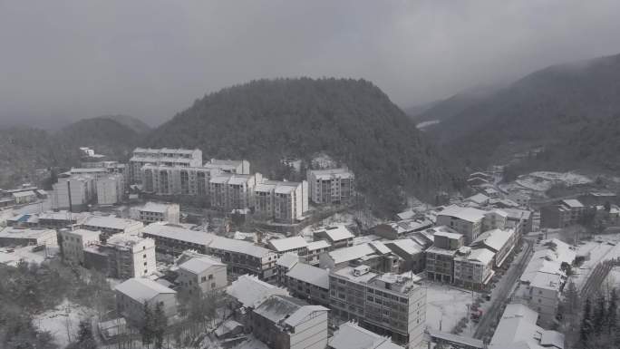 山区雪山小镇