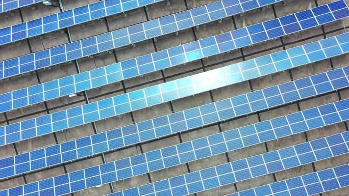 航拍屋顶太阳能发电板