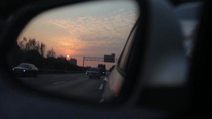 反光镜的夕阳