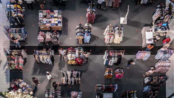 购物中心俯视图商场延时买卖衣服人来人往