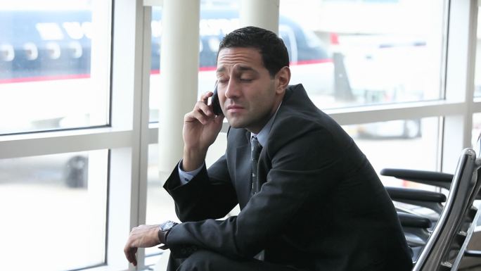 商人在机场候机时打手机
