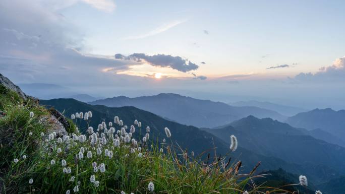 高山顶云层飘动阳光普照