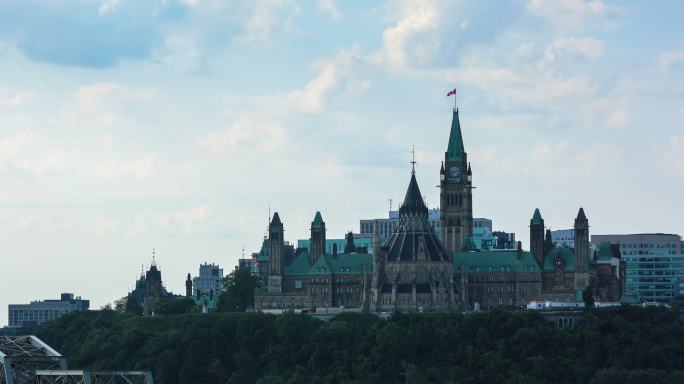 从加拿大渥太华河看国会山