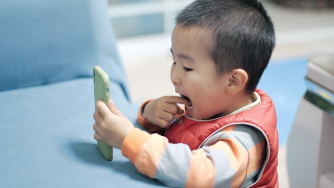 4K幼儿玩手机特写