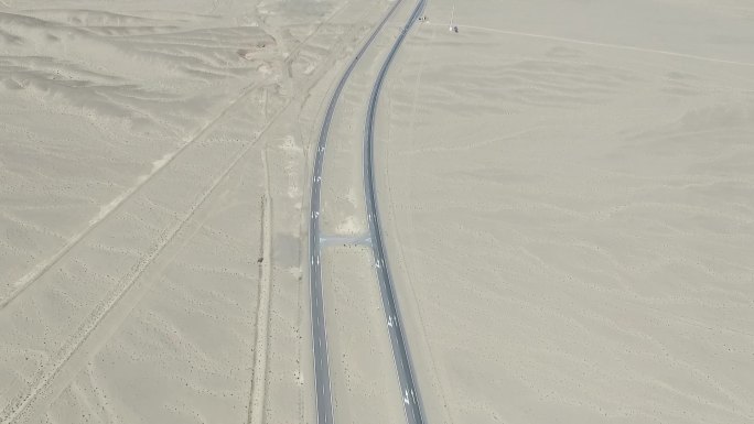 航拍青海戈壁沙漠公路行驶的汽车