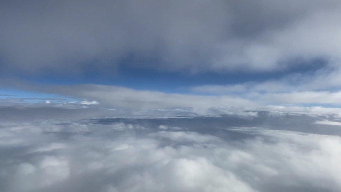 飞机上拍云层