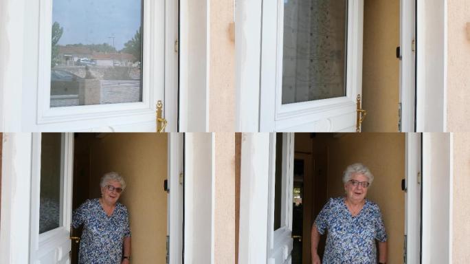 上了年纪的老妇人打开家门，欢迎家里的人