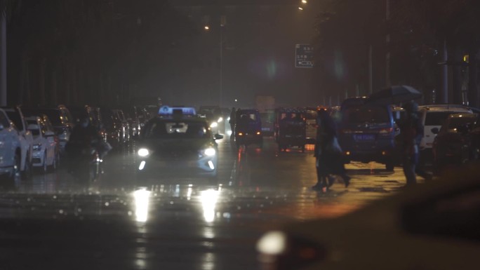 下雨的夜晚道路交通