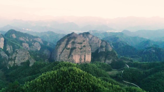 资源八角寨山体喀斯特地貌