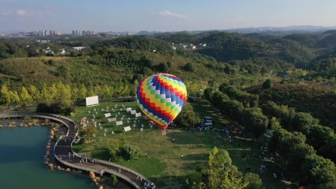 贵阳天河潭旅游度假区的热气球飞行