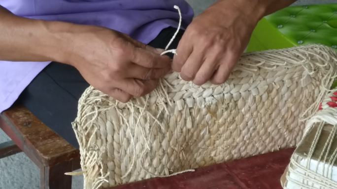 手工编织玉米壳环保产品实拍视频