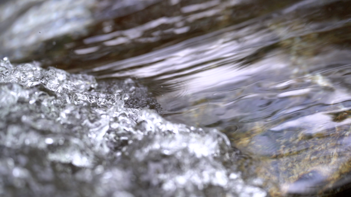 清澈的流水溪水山泉水矿泉水