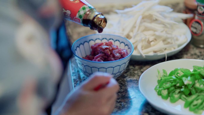 切肉女生做饭下厨房腌肉腌牛肉洗菜洗肉美食