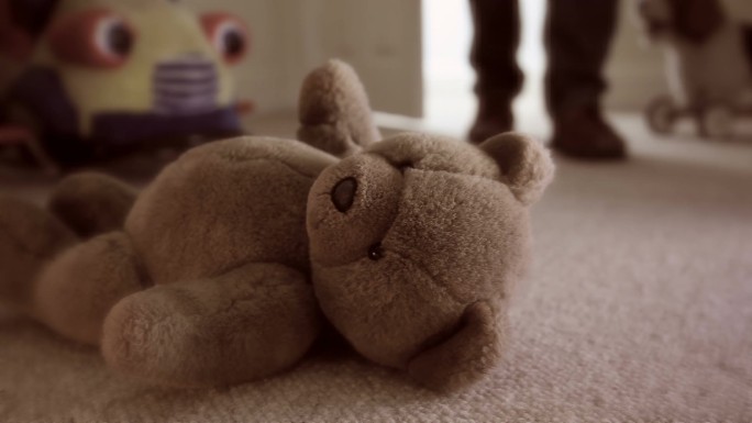 卧室地板上的泰迪熊。