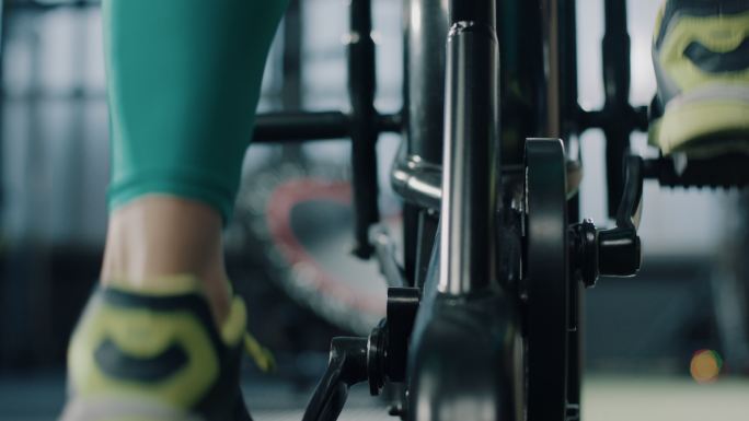 使用动感单车锻炼健身有氧运动瘦身美腿