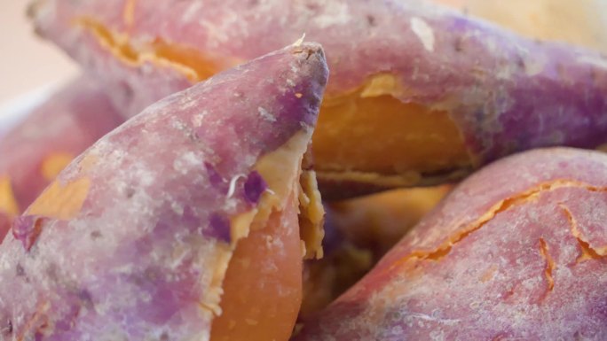 烤红薯地瓜转动视频素材特写红薯地道美食