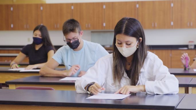 戴着口罩的学生大学生高校学子自习室