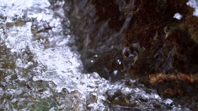 涌动的流水山泉水