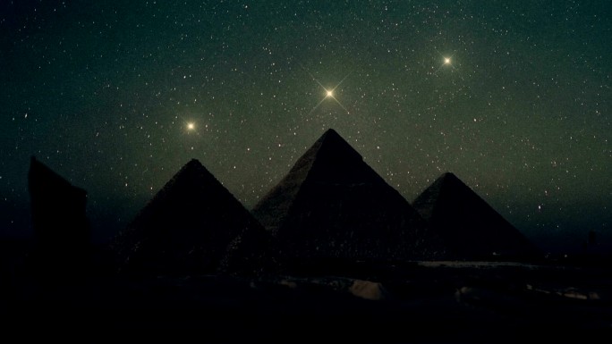 吉萨金字塔上方排列的猎户座恒星