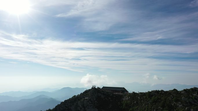 登山者在山顶呐喊挥手