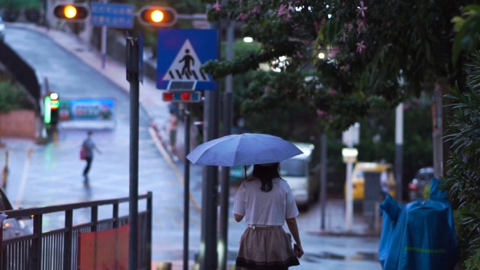 台风天下雨天城市街头素材