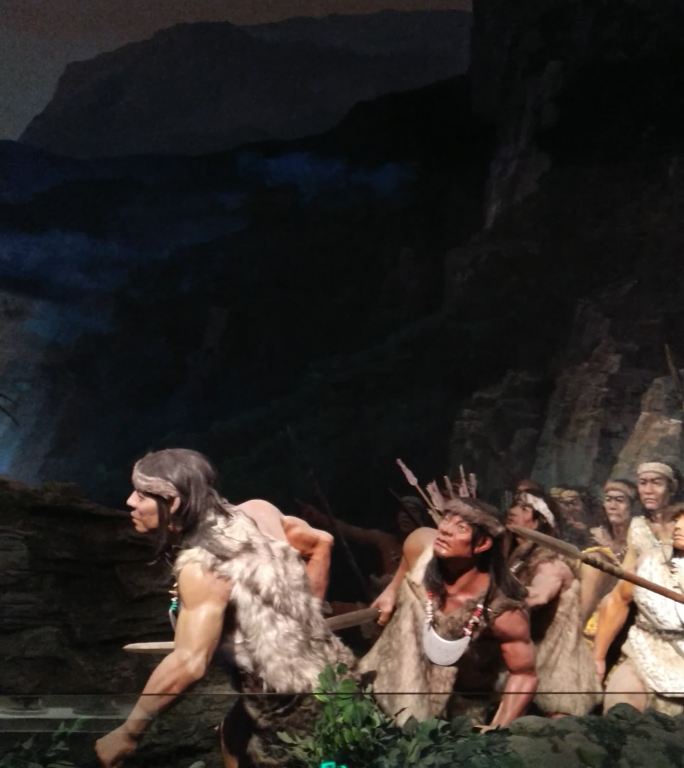 原始人祖先在狩猎雕像