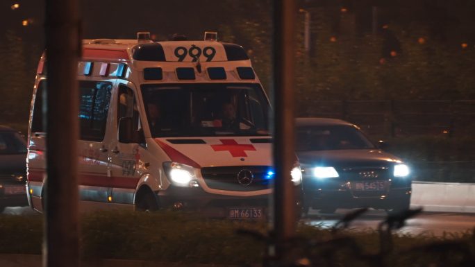 999救护车，急救，北京夜晚，街道夜景