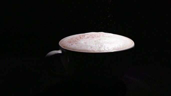 高清美食高速摄影撒咖啡粉
