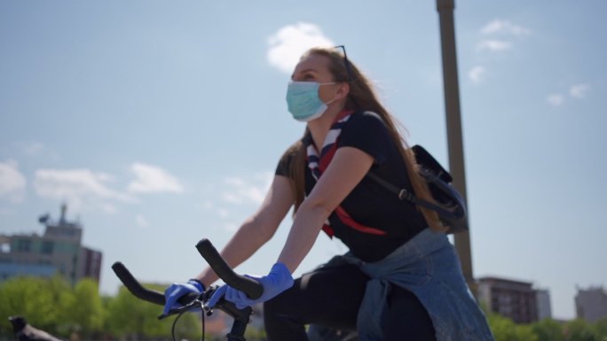 年轻女孩独自在城市骑车