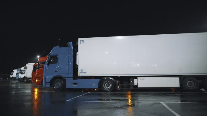 停车场里停放的卡车